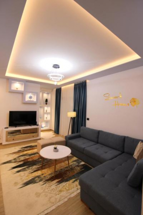 Reni Risi Deluxe Central Apartment